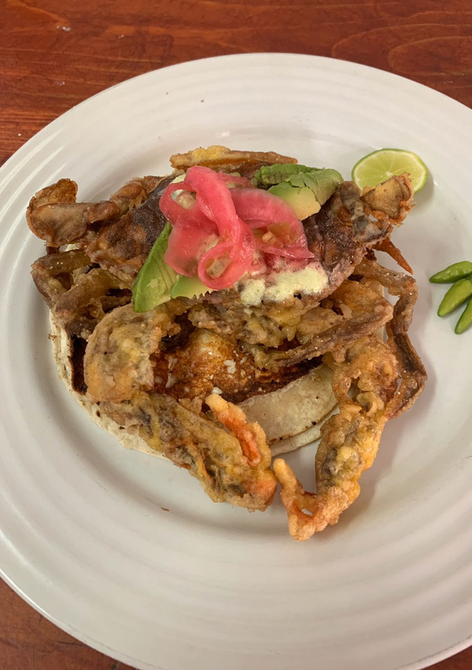 Una foto de Taco de jaiba desnuda en costra de queso