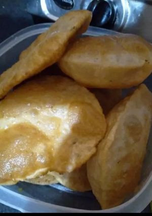 पूरी (Puri recipe in hindi) रेसिपी मुख्य फोटो