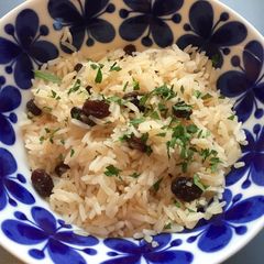 Garlic butter rice with raisins A picture of Garlic butter rice with raisins.