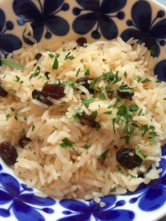 A picture of Garlic butter rice with raisins.