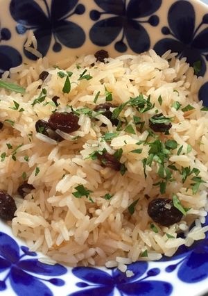 A picture of Garlic butter rice with raisins.