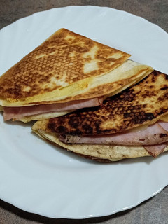 Una foto de Quesadillas de jamón braseado y queso edam