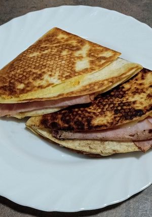 Una foto de Quesadillas de jamón braseado y queso edam