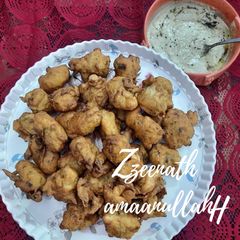 A picture of Dill Wale Mysore Bondas or Mysore Bondas with Dill Leaves.