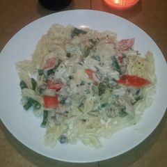A picture of Chicken Alfredo.