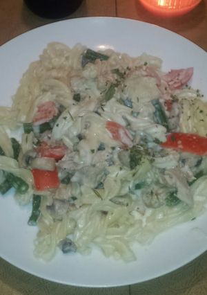 A picture of Chicken Alfredo.