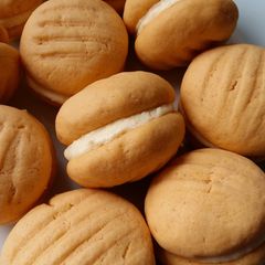 A picture of Vickys Custard Creams / Yo-Yos / Melting Moments GF DF EF SF NF.