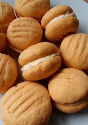 A picture of Vickys Custard Creams / Yo-Yos / Melting Moments GF DF EF SF NF.