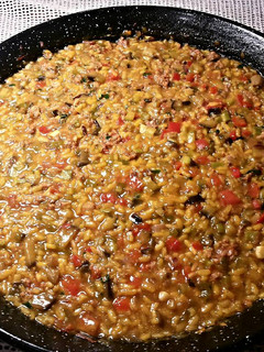 Una foto de Arroz con ternera picada, y verduras de temporada