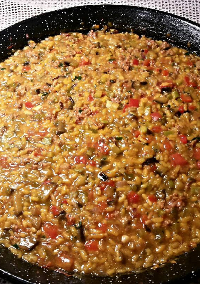 Una foto de Arroz con ternera picada, y verduras de temporada