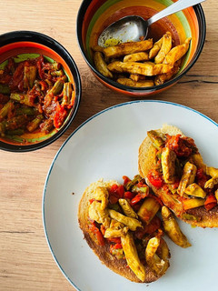 Foto di Asparagi in padella con pomodorini e petto di pollo alla soia