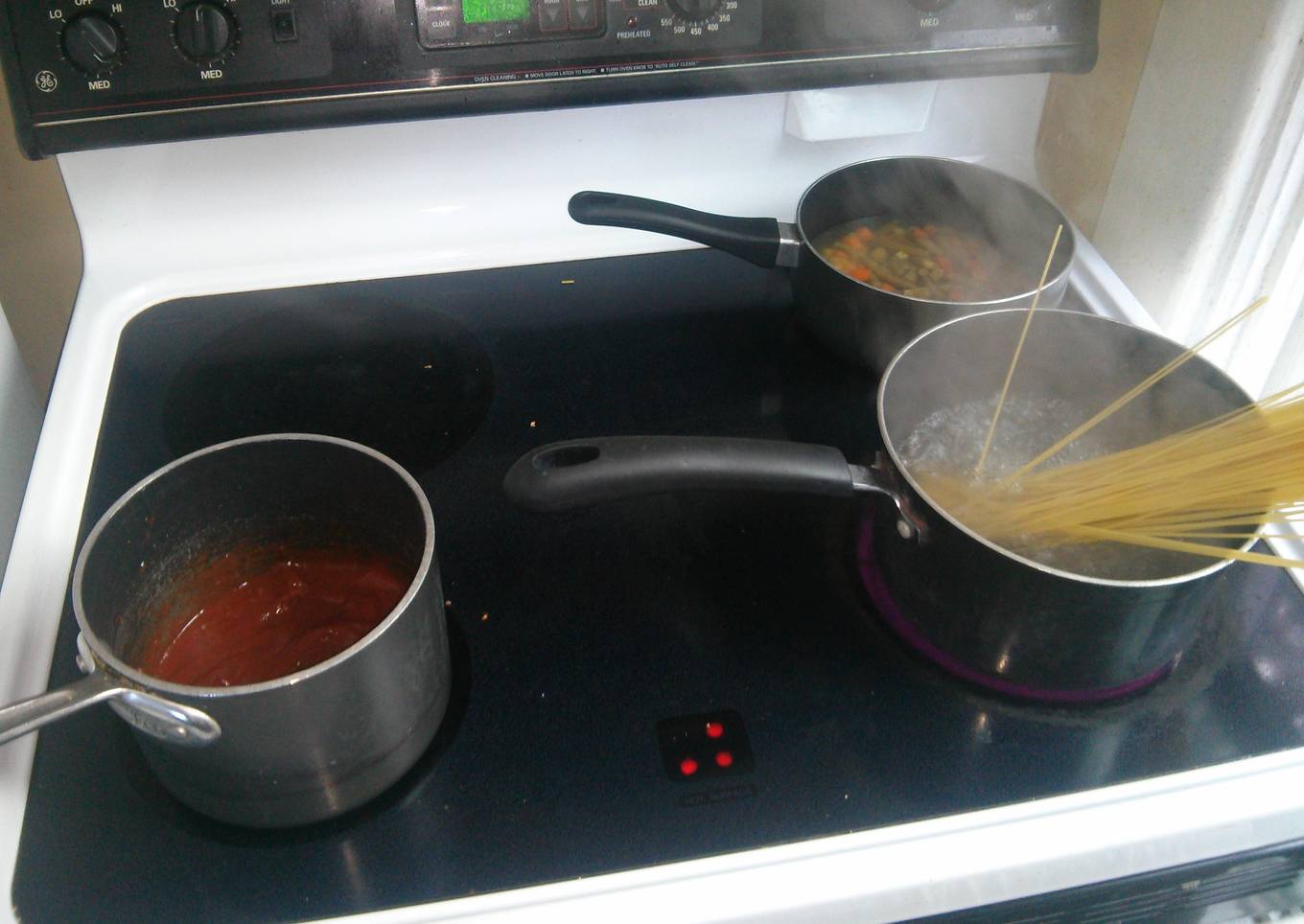 Spaghetti with Red Sauce and Chicken, Mixed Vegetables