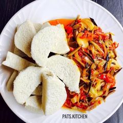A picture of Boiled yam and sauce.