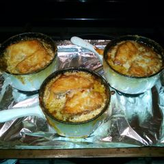 A picture of French onion soup.
