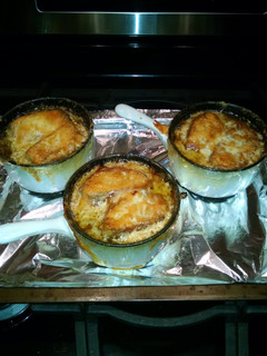 A picture of French onion soup.
