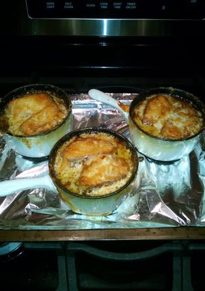 A picture of French onion soup.