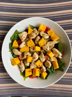 Una foto de Ensalada de pollo, espinacas y calabaza
