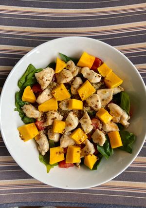 Una foto de Ensalada de pollo, espinacas y calabaza