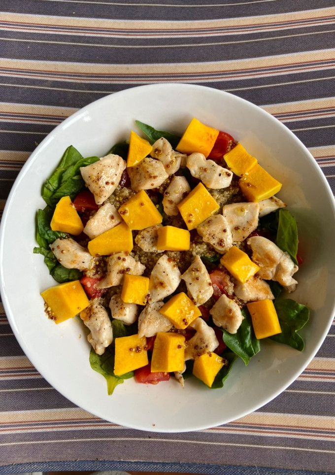 Una foto de Ensalada de pollo, espinacas y calabaza