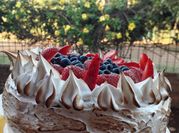 Una foto de merengue frutilla