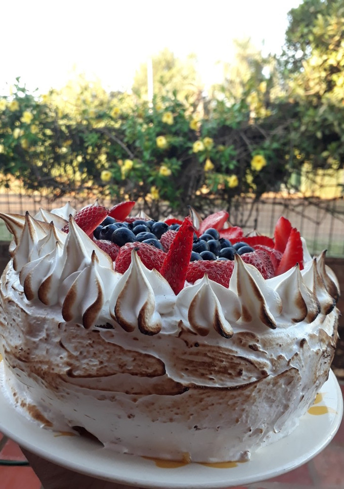 Una foto de Torta de vainilla con merengue italiano y frutos!!❤