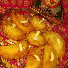 A picture of Daal Pakoda Gujhiya.
