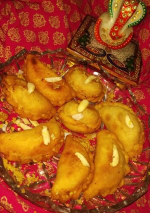 A picture of Daal Pakoda Gujhiya.