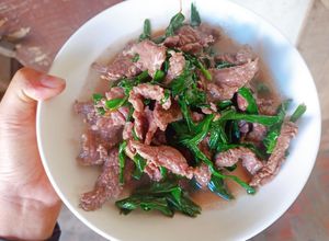 Hình của món Thịt bò xào lá tỏi.