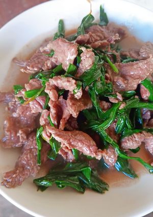 Hình của món Thịt bò xào lá tỏi.