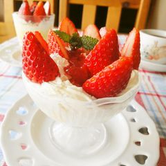A picture of Strawberry Yogurt Custard Parfait.