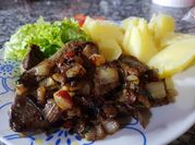Una foto de bifes de hígado