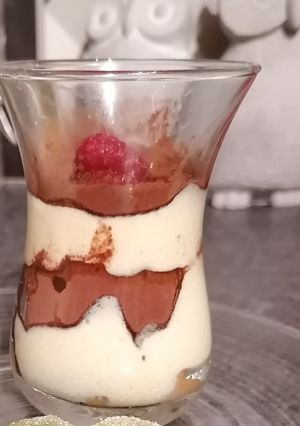 Une photo de Tiramisu de poivron rouge et framboise