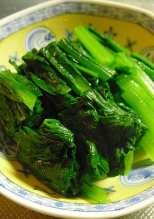 A picture of Komatsuna and Spinach Steamed in the Microwave.