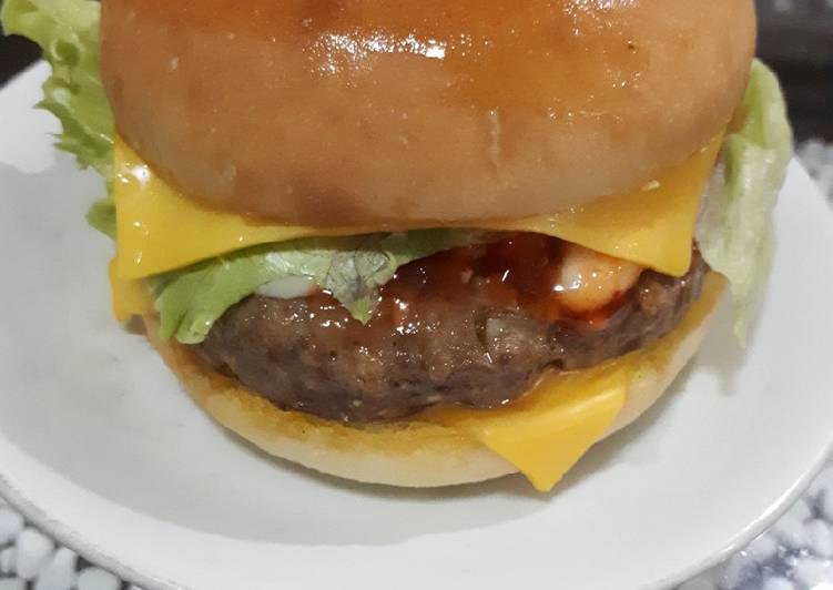 Resep Burger With Homemade Beef Patty Yang Enak