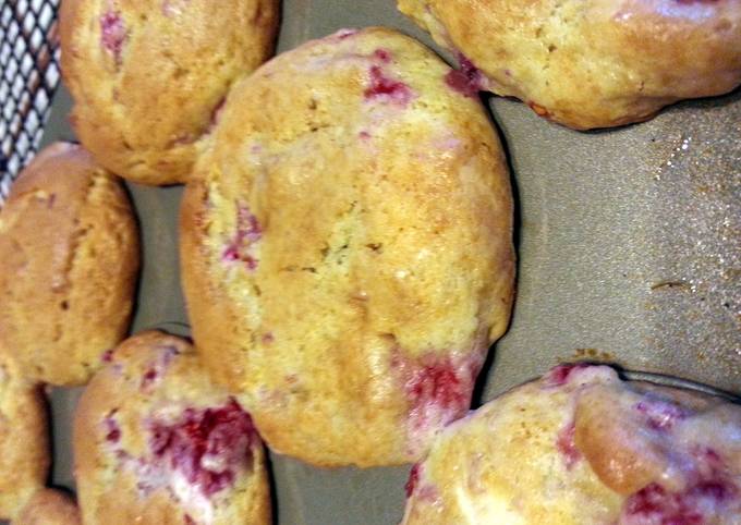 Berry Cream Cheese Muffins