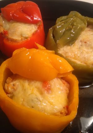 Una foto de Pimientos tricolor rellenos de atún y verduras sin horno