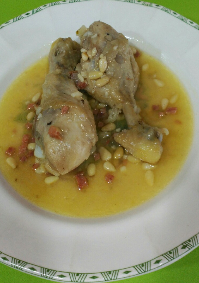 Una foto de Pollo con piñones y jamón