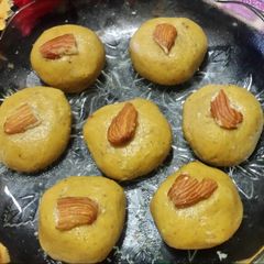 A picture of Basan ke laddu.