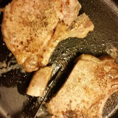 A picture of Brined pork chops.