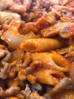 Una foto de Macarrones integrales boloñesa con champis