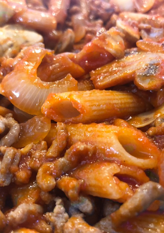 Una foto de Macarrones integrales boloñesa con champis