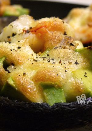 蒜香蝦牛油果焗磨菇 的食譜成品照片