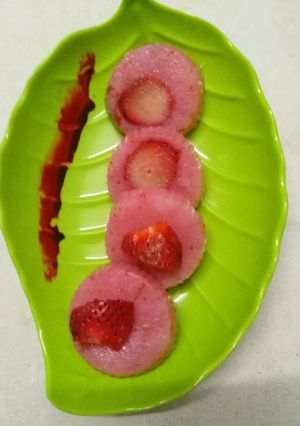 A picture of Strawberry Karachi halwa.