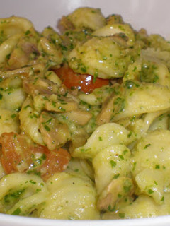 Una foto de Orecchiette con verduras y pesto de rúcula y nueces