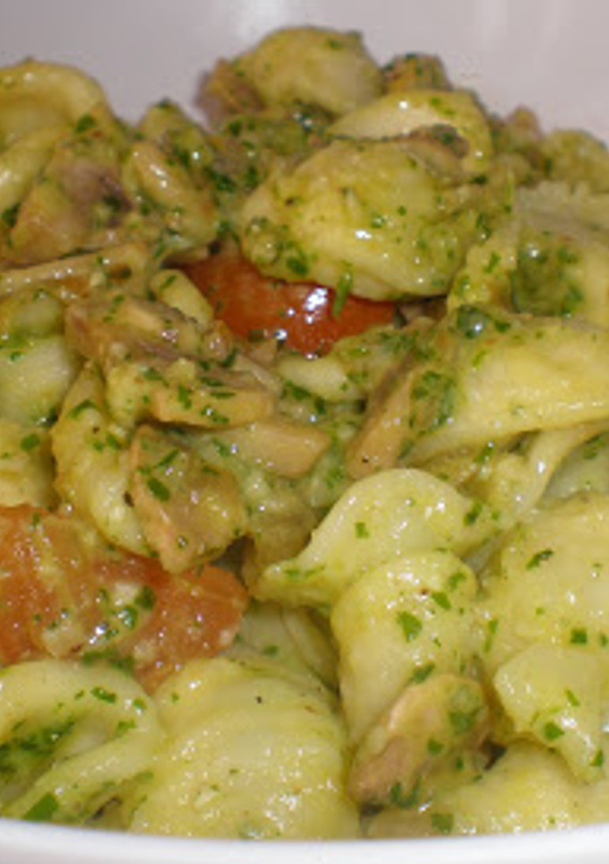 Una foto de Orecchiette con verduras y pesto de rúcula y nueces