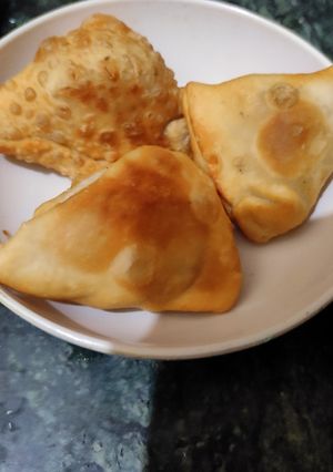 पीनट पोटैटो स्टफ़िंग समोसे (Peanut potato stuffing samose recipe in hindi) रेसिपी मुख्य फोटो