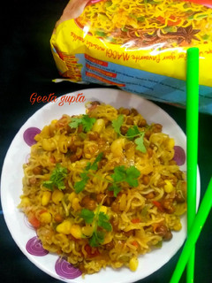 मैगी नूडल्स विथ स्प्राउट्स (maggi noodles with sprouts recipe in Hindi) रेसिपी मुख्य फोटो