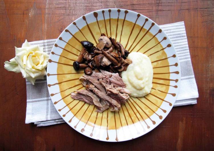 Stinco di maiale con i funghi