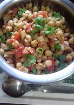 छोले चाट (Chole chaat recipe in Hindi) रेसिपी मुख्य फोटो