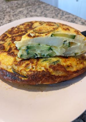 Una foto de Tortilla de papas y calabacín